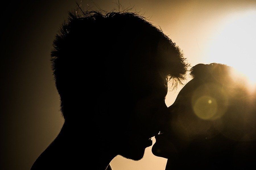 14 febbraio --- L'amore conforta come la luce del sole dopo la pioggia. William Shakespeare