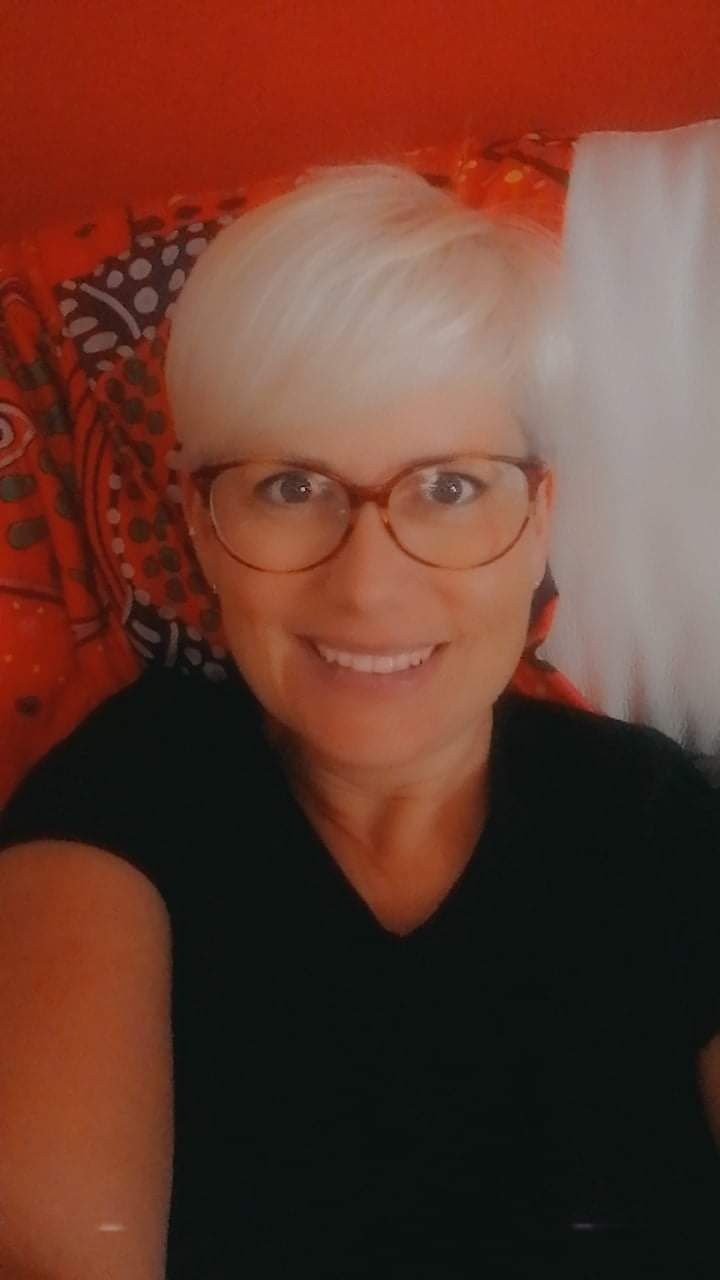 Sono Ilaria. Ho due splendidi figli e un lavoro che mi piace molto. Ho avuto una vita abbastanza movimentata ed in salita. Ho tante responsabilità sulle spalle ma ammetto che i miei ragazzimi ripagano di ogni sacrificio. Il mio tempo libero è davvero poco, ed è per questo che mi piace passarlo con persone che meritano e per cose che valgono la pena. Ecco perchè ho deciso di far parte dell'associazione Il sogno di Giulietta. Più che una frase che mi rappresenta, ho un motto: NEVER GIVE UP