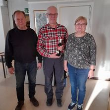 Kuvassa keskellä tietokilpailun voittaja Tuomo Tahkokallio