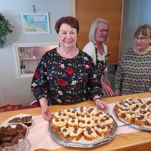 Naisjaosto oli tehnyt herkulliset leivokset.