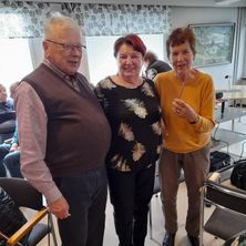 Liisalle ja Veikolle ojennettiin muistoksi yhdistyksen kynät