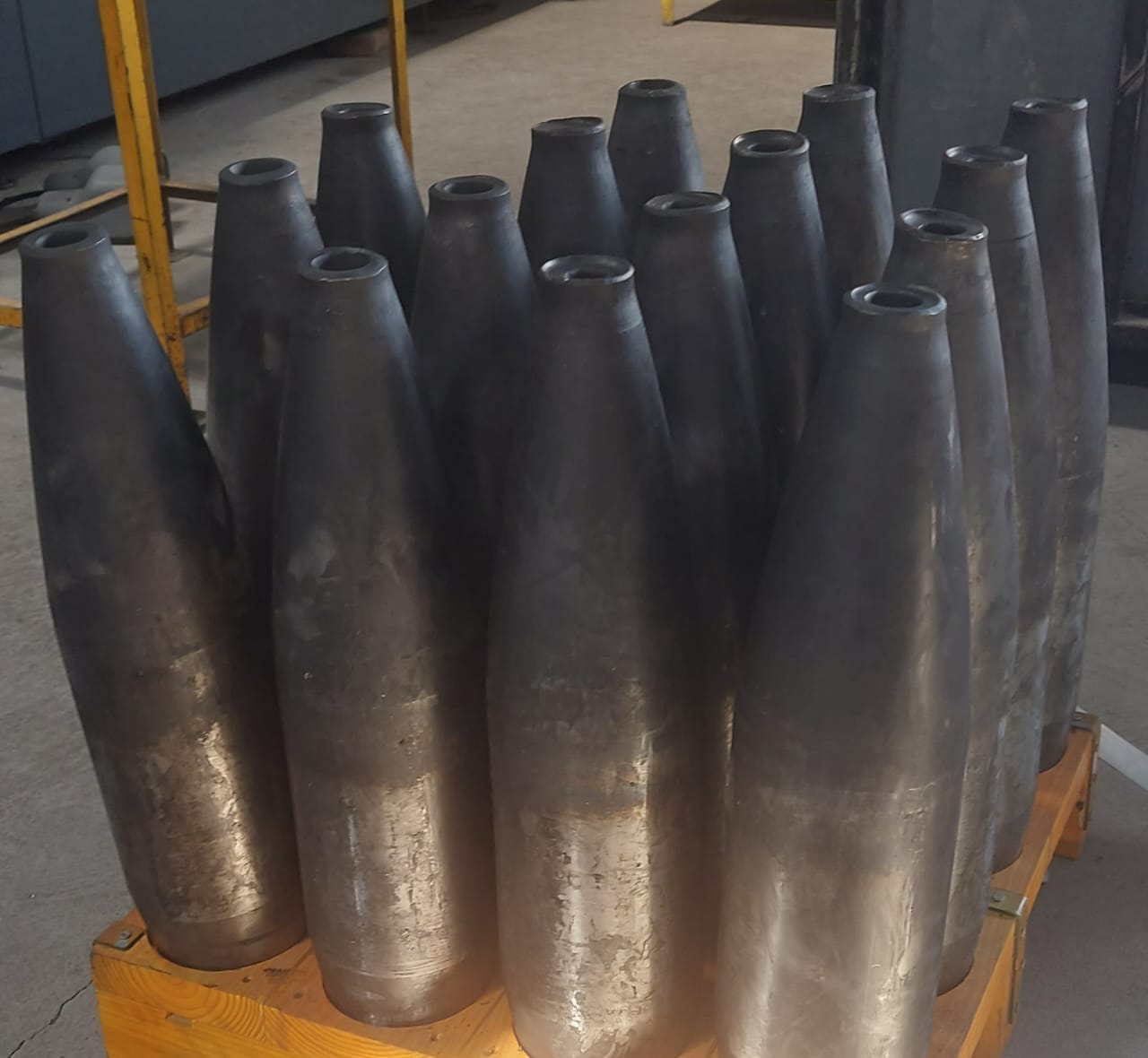 <img src="artillery-shell.jpg" alt="Large-caliber artillery shell semi-finished component by Industriax">
