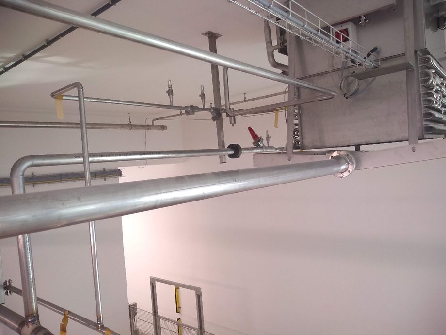 Verrohrung eines Umluftkühlgerätes im Hygienebereich eines Lebensmittelerzeugenden Betriebes. Großen Wert legen wir hierbei, falls erforderlich, auf vollständige Ausführung der Bauteile in Edelstahl inkl. Komponenten. 