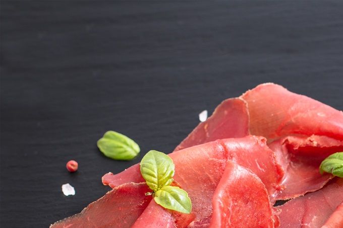 Beef Carpaccio in Gelee mit grünen und roten und schwarzen Pfeffer plus Minze !