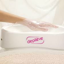 Streelzachte handen!
Een zeer aangename behandeling met een onmiddellijk voelbaar resultaat. Deze behandeling verzacht en hydrateert de opperhuis en de nagelriemen. De huid krijgt een gezonde uitstraling. Bovendien stimuleert de warme paraffine de bloedsomloop, kalmeert en ontspant huid. Kortom een ideale verjongingskuur voor je handen.