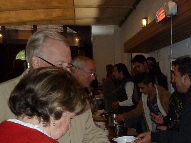 Die Asylwerber aus Syrien sind ausgezeichnete Köche ... Kostproben beim Erntedankfest in Rufling
