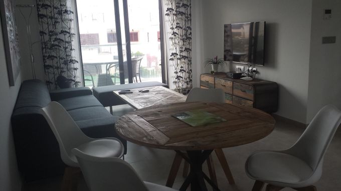 Integrerat vardagsrum och kök. Inglasad balkong utanför med havsutsikt. Smart TV och Fiberanslutning. 
Påkostade möbler inköpta i Sverige och i Spanien. Inglasad möblerad balkong utanför vardagsrummet, med havsutsikt.