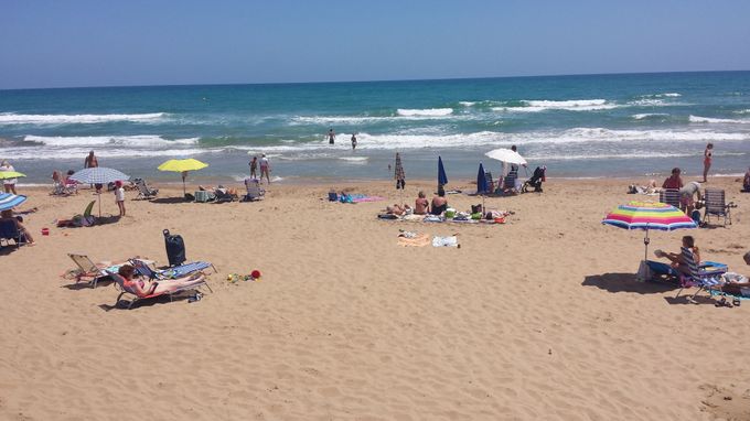 250 meter till Costa Blanca kustens mest kända strand La Mata. Under högsäsong finns det surfbrädor, jetski och badbåtar att hyra alldeles nedanför oss. Du kan även roa dig med att åka bananbåt. 