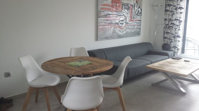 Boliasoffa i ull med rejäl fotpall i dito klädsel. Där kan en femte person sova gott. 
