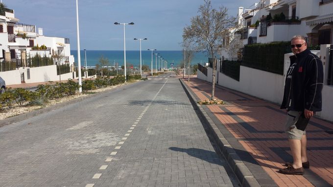 Den breda paradgatan ned till La Mata stranden. Gatan som syns är det högra körfältet (Mars- 15) Gott om parkeringsplatser utanför.