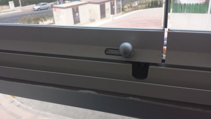 För att öppna glasen på balkongen så börjar du med att föra spaken åt sidan. 