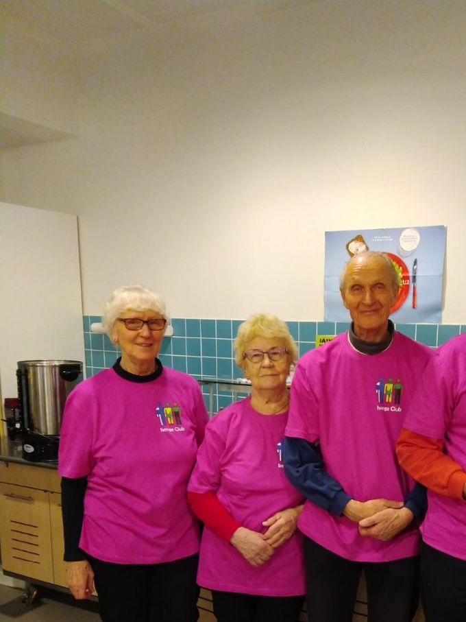 Joukko huippuaktiivisia klubilaisia huolehtimassa 27. Suurten Joulumyyjäisten Isenge Clubin myyntipisteitä 15.12.2019.