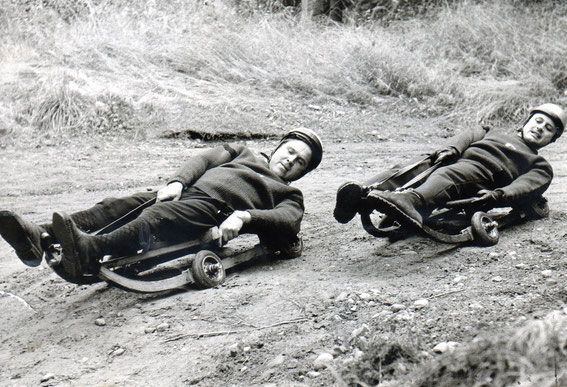 Ein tolles Bild in Erinnerung an die Anfänge des Rollenrodelns... vor ca. 50 Jahren! Da hat es noch richtig 