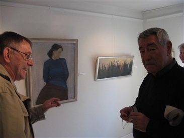 Vassil Simittchiev utpekar mitt skogsbryn i solnedgång.