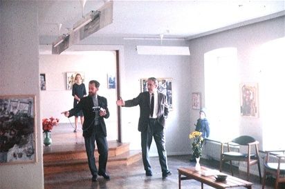 Thure Thörn förevisar en utställning på Ströget. I bakgrunden gallerivärdinnan Ada Thörn