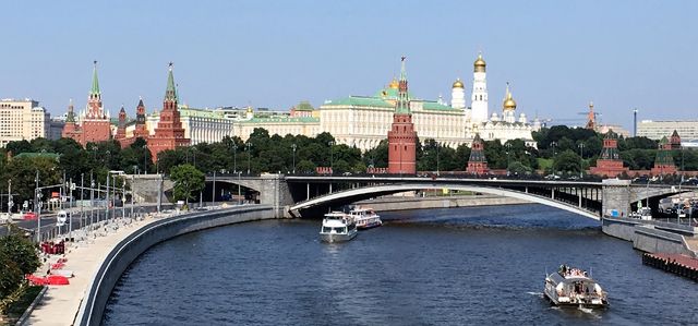 Le KREMLIN vue de la MOSKOVA