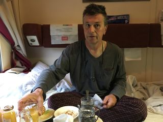 Train de nuit Moscou - St Petrersbourg : Dans la 1ére classe, on nous sert un bon petit déjeuner