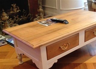 Rénovation de ma vieille table de salon en merisier verni acajou. Un mois de travail à mon rythme, mais je suis très fière d'avoir eu le courage de tout faire seule