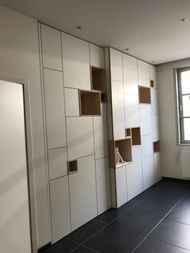 maatkast met open vakken in berken multiplex