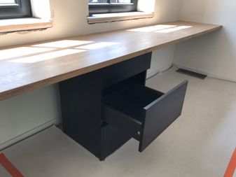 eiken bureautafel met ladekast in zwarte hpl