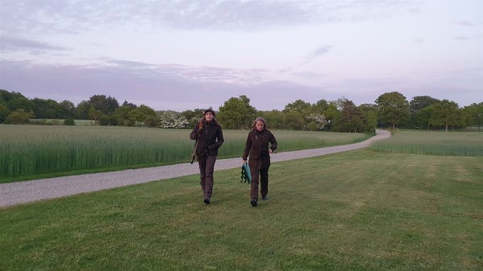 Josephine og Annette på vej til bilen efter jagt