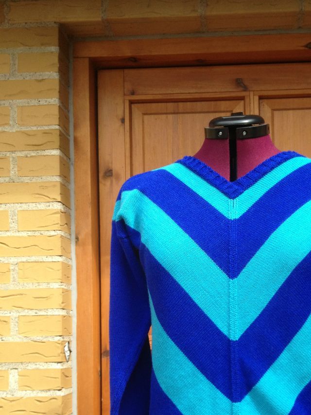 Blusen er strikket med 3 tråde i merino-/silkemaskingarnet. Der er brugt ca. 400 g garn.