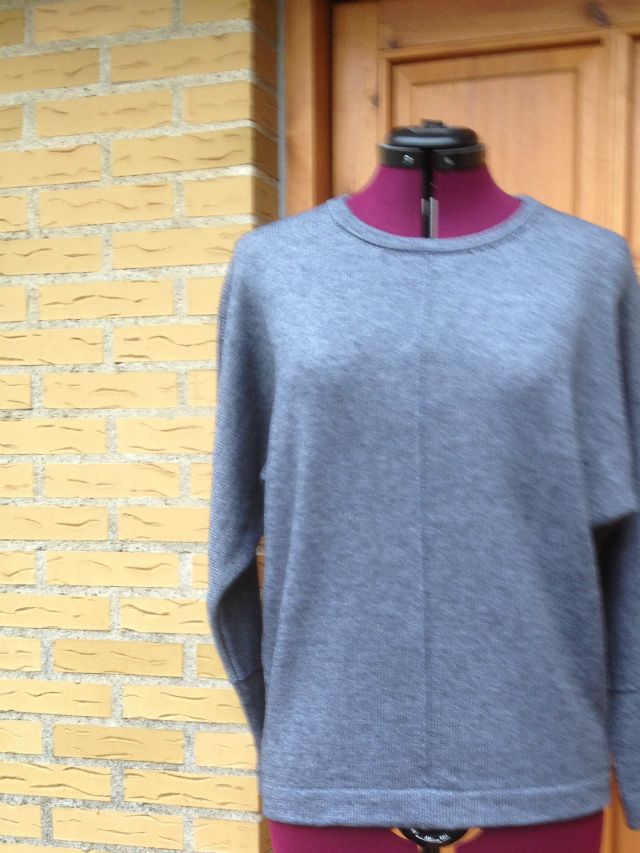 Blusen er strikket i 2 tråde af merino-/silkemaskingarnet. Der er brugt ca. 325 g garn.
