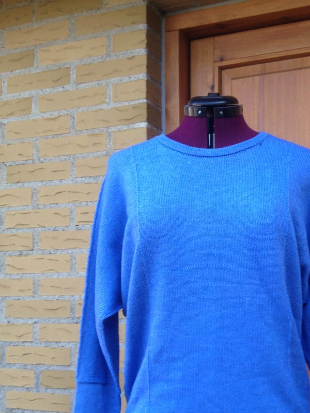 Blusen er strikket i 2 tråde af merino-/silkemaskingarn. Der er brugt ca. 350 g garn.