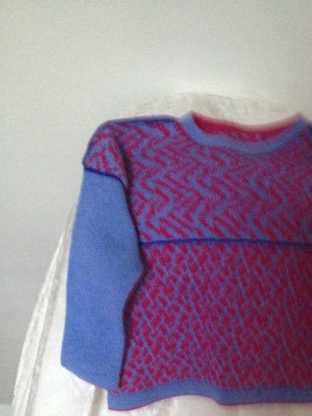 Blusen er strikket i 2 tråde af merino-/silkemaskingarn. Der er brugt ca. 150 g garn.