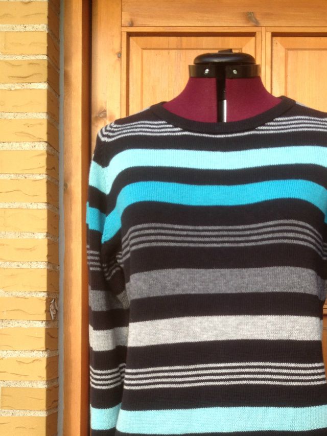 Blusen er strikket i 2 tråde af både merino/silke- og bomuldsmaskingarn. Der er brugt. ca. 350 g garn.