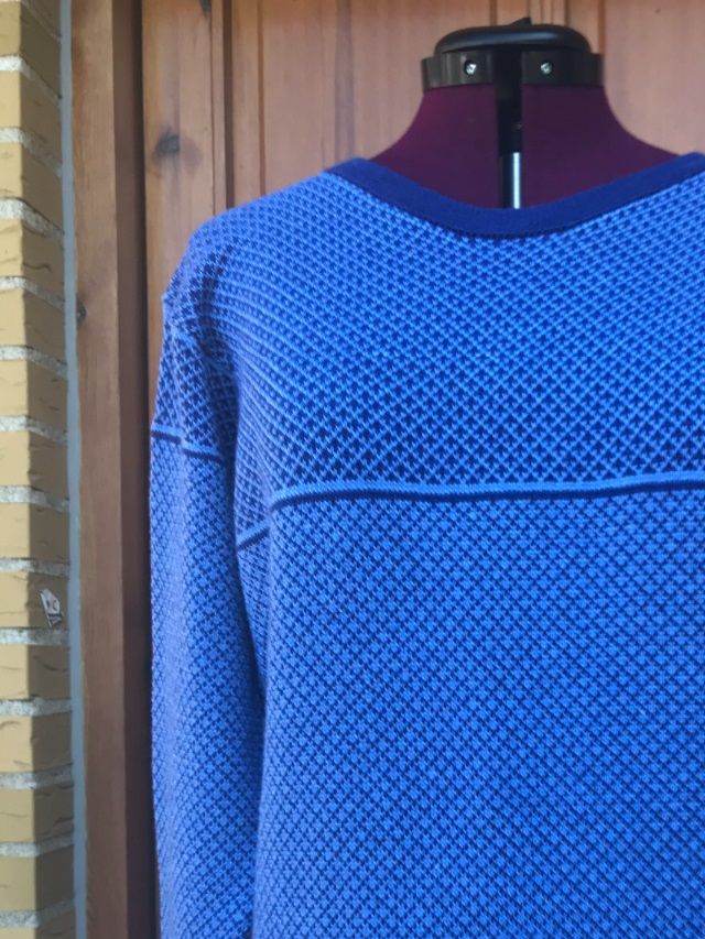 Trøjen er str. medium (mand) og strikket med noget af ovenstående garn samt merino(80%)/silke(20%)maskingarn med to tråde. Den vejer 375 gram.