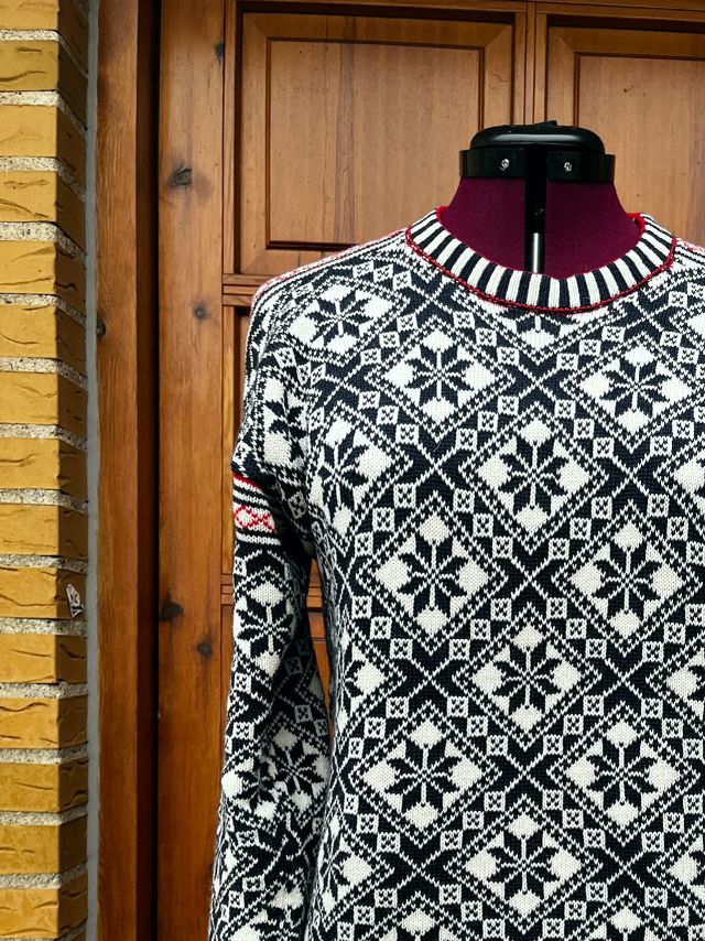 Strikket i cashmere-, silke- og merinogarnet med 2 tråde. Modellen er ca. str. L, og der er brugt 360 gram garn.