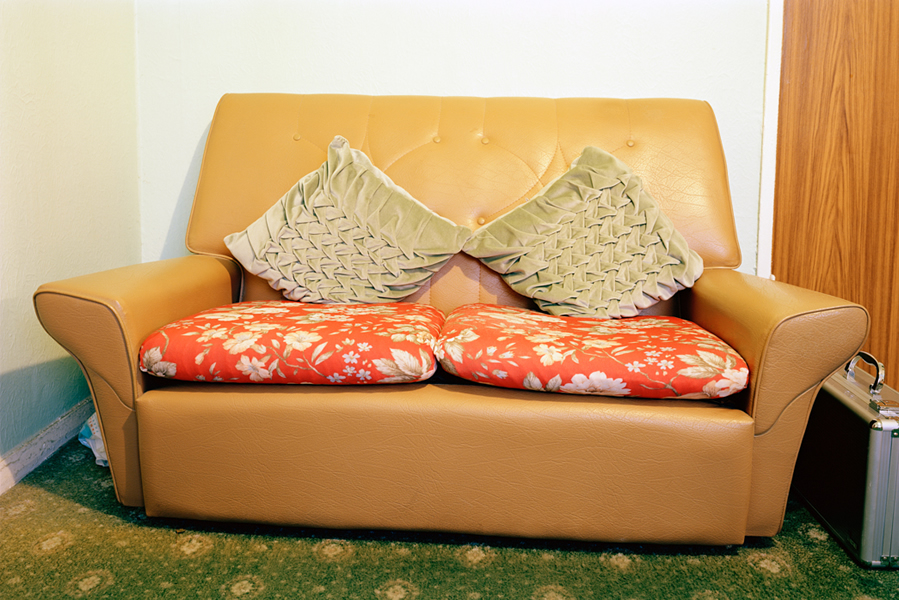13_253_02 SOFA TOUCHED
