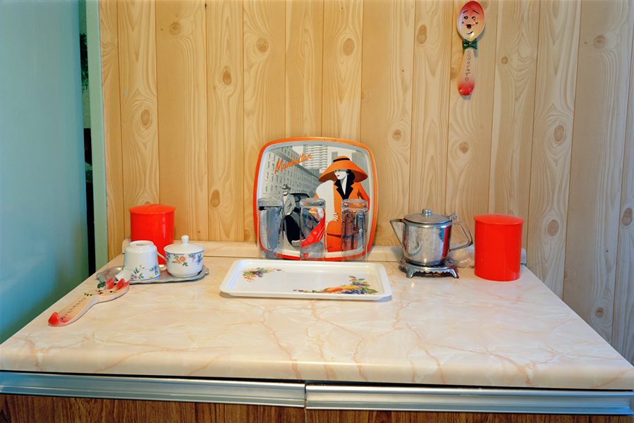 13_253_06 KITCHEN TRAY AND GLASES TOUCHED