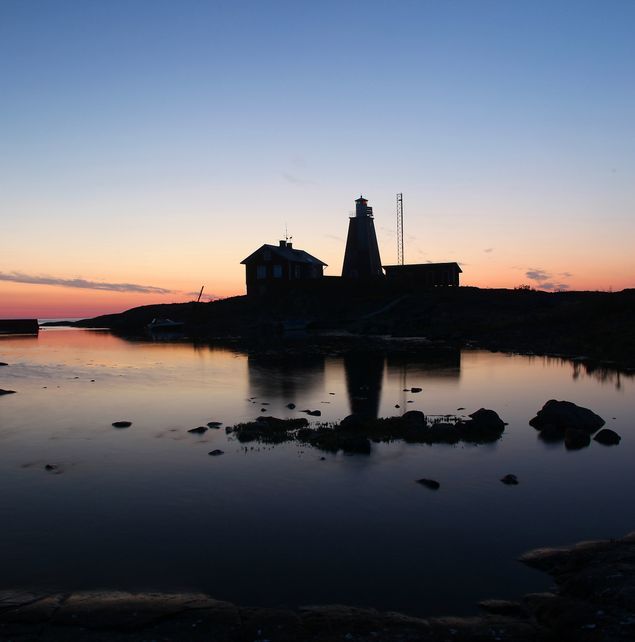 Storkläppens fyr ligger i Tjust skärgård, ett 10-tal distansminuter norr om Västervik och cirka fem distansminuter söder om vårt sommarhus. Fyren är en så kallad angöringsfyr och hade till uppgift att hjälpa båtar som kom från öster att angöra skärgården och hitta in bland ett myller av små och stora öar. Har man någon gång seglat i dessa trakter kan man lätt förstå vilka svårigheter skeppare stod inför när de skulle hitta in bland grynnorna.

Bostadshuset på bilden kommer ursprungligen från Gotland och sattes upp på ön 1890, dock på en annan plats än det har idag. När huset var uppfört blev det en svår storm som lyfte huset från grunden och det blev liggande på ena långsidan. Dasset blåste i havet och hittades aldrig igen. Som tur var hade ingen hunnit flytta in när olyckan skedde. När man så småningom byggde upp huset igen blev det på den plast det fortfarande har idag.

Här ute bodde i början av 1900-talet två familjer vars uppgift var att sköta fyren.  Det var en fyrmästare med hustru och fyra barn samt en fyrvaktare med hustru och sex barn. I huset, som är på cirka 60 kvadratmeter, bodde alltså 14 personer! Vi talar idag om hur viktigt det är att få egen tid för att utvecklas som människa, då funderar man på hur dessa människor överhuvudtaget hade någon möjlighet till egen tid. Ön som bostadshuset och fyren är placerad på är cirka 100 meter lång och består av en granitklippa med bara sporadisk växtlighet i klippskrevorna. 

Det berättas att när Ester, som var fyrvaktarens hustru, skulle föda ett av familjens barn kallade man på en barnmorska från Loftahammar. Det tog några dagar innan förlossningen var klar och barnskrik kunde höras i stugan. Då utbröt ett långvarigt oväder som gjorde att barnmorskan blev kvar på ön i tre veckor innan hon kunde ta sig in till fastlandet igen. 

Det berättas också om vintrar när det lilla driksvatten som fanns på ön tog slut. Vid oväder slog vågorna över ön och källan som försörjde de två familjerna med sötvatten fylldes med havsvatten. Hade man tur kunde man skrapa ihop nysnö och smälta för att få vatten. Det var tvunget att vara nysnö så att det inte hunnit ta smak av saltvatten.

Fortsättning följer...
