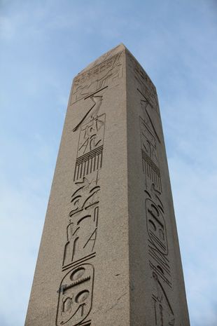 Egyptisk granitobelisk som fördes hit, år 390, i tredelar från Karnak. Den är 3000 år gammal och endast den övre delen finns kvar på Hippodromtorget, även kallat Sutanahmettorget.