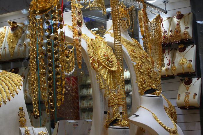 På guldmarknaderna glittrar det av mycket mörkt guld som innehåller nickel.