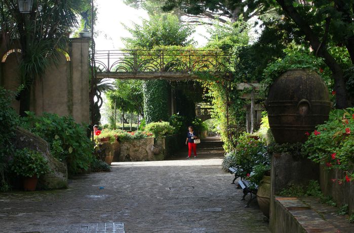 Villa Cimbronis trädgård består av cirka 6 ha engelsk /italiensk park. En dörr från 1600-talet leder oss in.