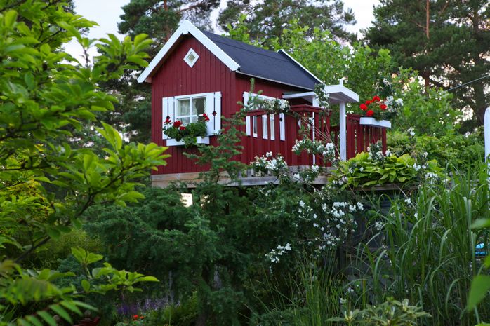 Barnens lekstuga med ny takpapp vilket var ett av sommarens projekt.
