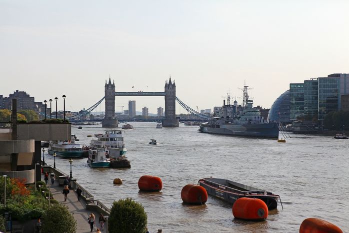 I London finns den berömda Tower Bridge som går över Themsen.