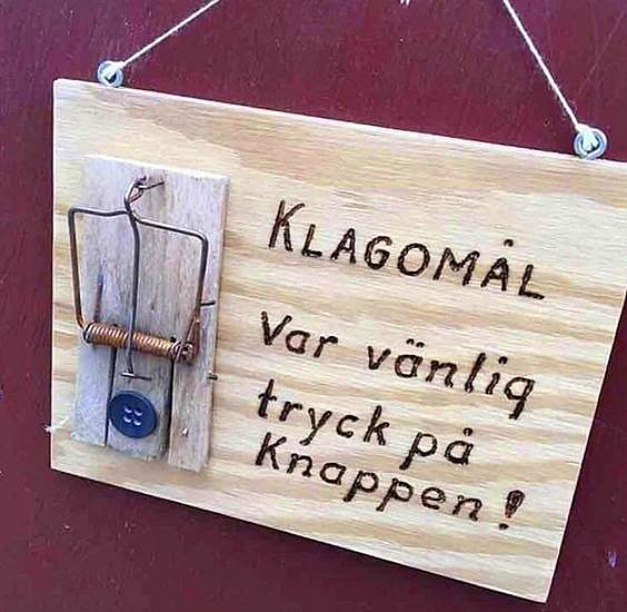 Idag har hustrun och jag just intagit frukosten och sitter därför fortfarande kvar vid köksbordet och blickar ut genom fönstret medan jag läser de sista sidorna i Corren, vår eminenta dagstidning här i Linköpingstrakten. Det är numera inte så många positiva artiklar i tidningen utan det mesta handlar om krig och elände som tycks breda ut sig i världen.
Då är kanske mitt elände på en helt annan nivå än på många andra platser av vårt runda klot men nog så jobbigt ändå.
Som jag nämnde för ett tag sedan så gjorde jag en satsning med att gå igenom alla glödlampor i hushållet. Naturligtvis är detta något som man inte kan lämna åt sitt öde resten av året utan det måste följas upp med ganska frekventa kontroller. 
Vid en efterkontroll för ett tag sedan visade det sig att en lampa i badrummet hade gett upp trots att man garanterar 20.000 timmar brinntid på en dylik glödlampa. Jag insåg att ett reklamationsförsök antagligen var bortkastad tid och dessutom hade antagligen Tekniska Verken redan eldat upp mitt kvitto och någon någonstans i Linköping blivit uppvärmd av just detta kvitto genom fjärrvärmen. 
Jag började därför med att skruva ner den del av armaturen som döljer glödlampan. Den trasiga glödlampan skruvades bort och en ny med förhoppningsvis 20.000  timmars brinntid skruvades på plats igen.
Det är nu vi kommer till eländet!
Delen som döljer glödlampan var av glas och i min iver att få dit de tre skruvarna som håller höljet på plats lyckades jag spräcka glaset. 
Med min manliga stolthet så försökte jag naturligtvis dölja för hustrun att det blivit en spricka i glaset och vände därför armaturen med sprickan in mot väggen för att den skulle vara näst intill omöjlig att upptäcka – och vem sjutton sitter på toa och tittar upp i taket. 
Att göra dylika försök att undangömma avgörande bevis för hustrun borde jag redan från början insett att det var omöjligt för naturligtvis gör hon ett besök på hemlighuset och kommer omgående ut och informerar om att det är en spricka i lampglaset. 
Hustruns syn står sig för övrigt mycket väl i en jämförelse med både örnar och andra rovfåglar. 
Jag försvarade mej med att sprickan var omöjlig att se men vad hjälpte det, lampan var naturligtvis tvungen att bytas.
Jag har svårt att räkna vilken gång i ordningen vi varit på Bauhaus den här vintern för att köpa lampor, men många gånger har det blivit. Eftersom det inte gick att göra någonting åt det trasiga glaset fick det den här gången bli en helt ny armatur och ytterligare ett besök hos det tyska varuhuset.
Efter ett par dagar hade tiden kommit då det inte fanns någon återvändo – armaturen måste monteras. Innan jag började monteringen letade jag febrilt i kartongen och hittade så småningom en liten prydlig monteringsanvisning som på ett informativt sätt talade om hur lätt och smidig armaturen var att fästa i taket. 
Det var bara det att antagligen hade jag fått fel monteringsanvisning eller fel lampa för det var inte mycket i monteringsanvisningen som stämde med den armatur som låg i mitt knä.
Det viktigaste av allt var fästskruvarna och skruvhålen för att lampan överhuvudtaget skulle ha någon möjlighet att hänga kvar i taket. I manualen var skruvarna utmärkta med cirka 35 centimeters avstånd mellan skruvarna medan hålen i armaturen bara hade ett avstånd på cirka sex centimeter.
Att använda de befintliga hålen var helt omöjligt eftersom vi har lättbetong och hålen därför måste pluggas. Att få skruvarna rätt i plugghålen när det överhuvudtaget inte går att se varken plugg eller skruv kändes i alla fall för mej omöjligt. Jag gjorde några försök medan hustrun står vid min sida behjälplig med skruvdragaren. Skruvarna och armaturen skulle hållas på plats samtidigt som sladden från taket skulle träs genom hålet i armaturen och nu behövde hustrun bara ge mej skruvdragaren. Detta hade säkert gått alldeles utmärkt om jag hade haft fyra armar men tyvärr så föddes jag bara med två.
De osande svordomar hustrun tyvärr måste utstå när jag gör mina försök går inte ens att stava till varför jag utelämnar dessa åt sitt öde.
Så småningom konstaterar jag att med de två hålen i kanten av plåten som manualen visar finns det i alla fall en möjlighet att montera armaturen varför två nya hål borras i den samma. Monteringen går som en dans, här kan påpekas att jag inte är någon hejare på dans numera, men armaturen hamnade så småningom på plats och lyser numera förträffligt.
Jag bävar dock för när denna lampa slocknar, som är av led-typ och integrerad i armaturen, vilket gör att nästa gång går det inte att byta glödlampa utan då måste hela armaturen bytas ut – igen. Ytterligare ett exempel på hur förträffligt miljövänliga dessa led-lampor är.
