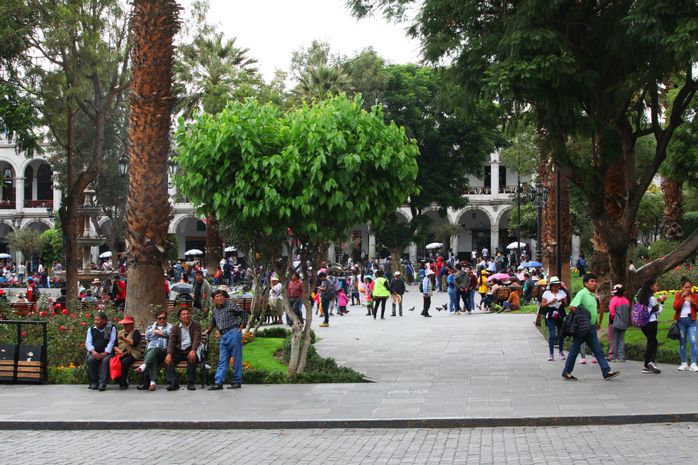Arequipa i södra Peru, kallas "den vita staden" därför att många äldre byggnader byggts av sillar som är en ljus vulkanisk bergart. Den ligger på 2400 m ö h.