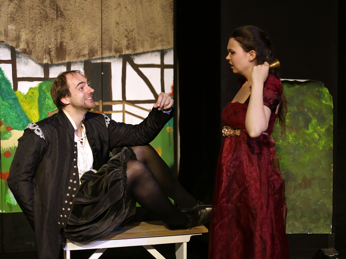 Hey nonny nonny! Will (Marc-Oliver Teschke) und Anne (Désirée Malethan). Foto: Werner Buschfeld. 
