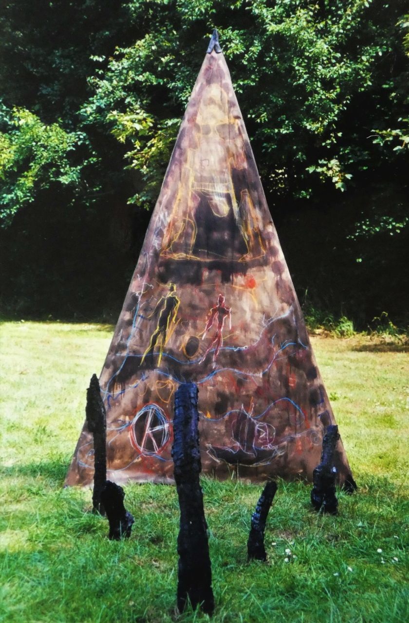 'Landartprojekt' bygget over trappestige, kardus,oliekridt,tjære,træ. 2001