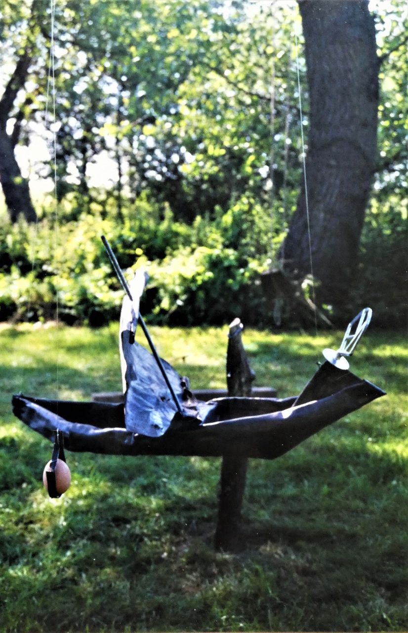 'Blyluftskib med Æg'  Bly, stål, æg. 2001