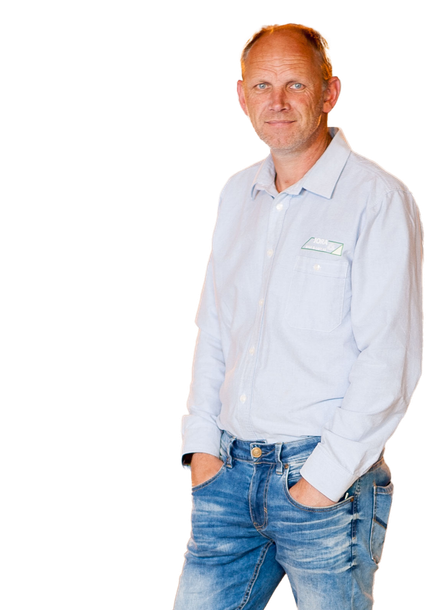 Mann i 50-årene med skjorte og olabukse Mann i 50-årene med skjorte og olabukse