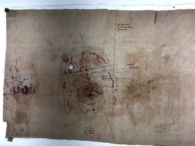 

El rostro dibujado sobre el Pañolon  para poder ubicar la coincidencia de las manchas con las de la Síndone 

Pues resulta que estudios recientes han mostrado que las manchas de sangre de este lienzo, coinciden en forma y posición con las del Santo Sudario, pero que además, el tipo de sangre es AB+, igual al de la Sábana Santa, sin embargo en este lienzo no existe imagen alguna como en la Síndone.

Lo increíble es que este lienzo es más asequible de ver la la Sábana de Turín porque se puede visitar en la catedral de Oviedo.