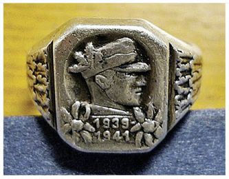 Anillo encontrado junto al maletín que es posiblemente de un soldado raso.