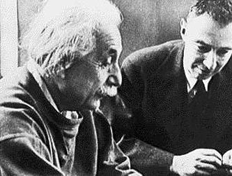 Albert Einstein y Robert Oppenheimer