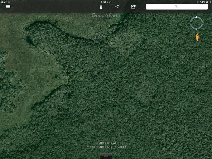 En el rectángulo al norte se observan hacia el sureste algunos montículos y en el rectángulo al sureste se pueden ver algo así como rampas o escalinatas (Coordenadas  17°56'42.47